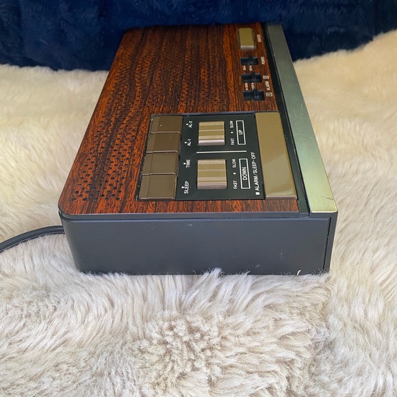 Vintage Lloyd’s AM/FM Dual Alarm Clock Woodgrain - Picture 4 of 12